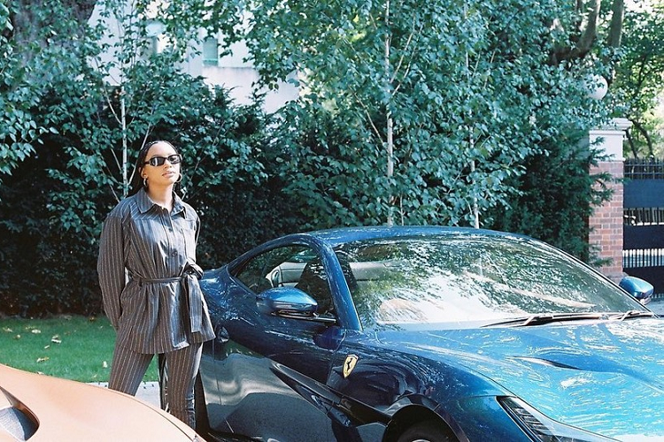 1 trong 3 cô con gái của Femi Otedola chính là Florence Ifeoluwa Otedola, nhà sản xuất âm nhạc kiêm DJ nổi tiếng với nghệ danh DJ Cuppy có hơn 6 triệu người theo dõi, còn tỷ phú Femi Otedola có hơn 1,2 triệu lượt người theo dõi.