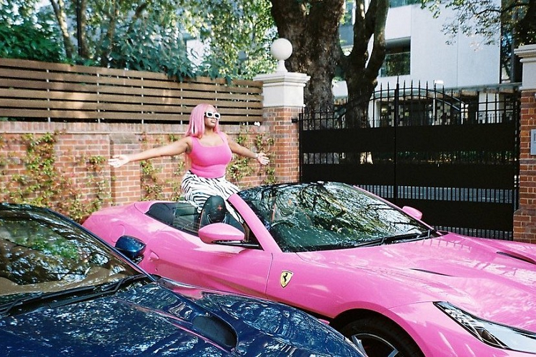 Điểm thú vị là biển số của 3 chiếc siêu xe mui trần Ferrari Portofino do tỷ phú Femi Otedola mua tặng cho các con đều có ý nghĩa và trùng tên với 3 cô con gái này. DJ Cuppy cũng cho biết vị khách đặc biệt và đầu tiên ngồi bên ghế phụ chiếc siêu xe mui trần Ferrari Portofino của mình chính là người cha tỷ phú Femi Otedola.