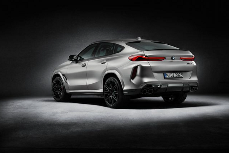 Về cặp xe First Edition mới của BMW, cả hai đều có thể được đặt hàng với màu sơn bạc BMW Individual Frozen Dark Silver và xanh dương BMW Individual Frozen Marina Bay Blue độc quyền, kết hợp cùng mâm xe hợp kim màu đen Jet Black kích thước 21 inch phía trước và 22 inch phía sau.