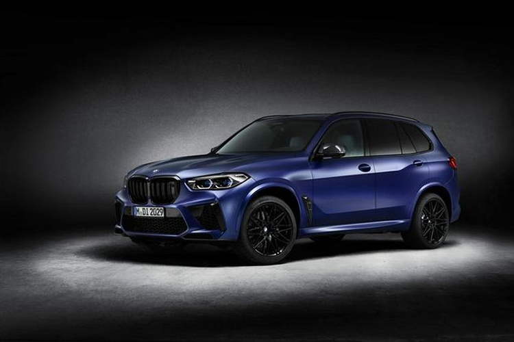 Trên thế giới, mỗi mẫu BMW X5 M và X6 M Competition First Edition 2021 chỉ có 250 chiếc, hãng xe Đức đã quyết định cung cấp 4 chiếc mỗi mẫu cho thị trường Úc, kèm theo giá bán lần lượt là 264.900 đô la Úc và 273.900 đô la Úc (khoảng 4,629 và 4,787 tỷ đồng). Hiện tại, khách hàng Úc đã có thể đặt mua xe với khoản cọc chỉ 5.000 đô la Úc (khoảng 87 triệu đồng). Đợt giao xe đầu tiên sẽ bắt đầu vào quý I năm 2021.