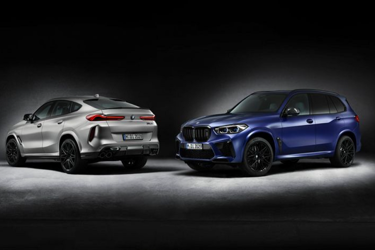 Các trang bị tiêu chuẩn khác của SUV hạng sang BMW X5 M Competition và X6 M Competition First Edition 2021 là cửa sổ trời toàn cảnh bằng kính, tấm chắn nắng phía sau, ghế trước và sau có sưởi, ghế trước thông gió, BMW Drive Recorder... Cung cấp sức mạnh cho BMW X5 / X6 M Competition First Edition tiếp tục là động cơ tăng áp kép V8 4.4L sản sinh công suất 617 mã lực và mô-men xoắn cực đại 750 Nm, kết hợp cùng hộp số tự động tám cấp và hệ dẫn động bốn bánh toàn thời gian. Cả hai đều cần 3,8 giây để tăng tốc từ 0 - 100 km/h.
