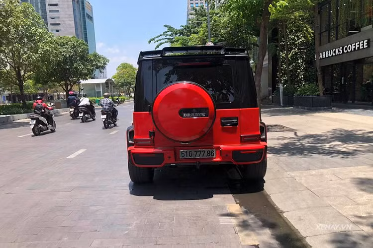 Với gói độ Brabus 700 Widestar, chiếc SUV nước Đức đã được nâng cấp rất nhiều chi tiết như đèn LED trợ sáng ở bậc lên xuống, hộc bánh xe được tái thiết kế và nhô ra ngoài nhiều hơn, tích hợp thêm 2 khe thoát gió giả ở hộc bánh xe trước, cản trước/sau mới với phong cách bụi bặm, mâm xe đa chấu sơn đen, nắp ca-pô bằng sợi carbon thửa riêng và đặc biệt là bộ cánh đỏ/đen tương phản đầy ấn tượng.