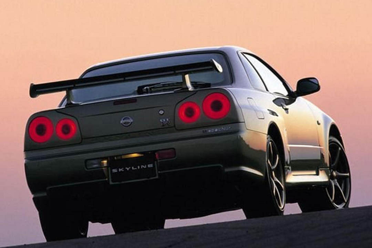 Càng ấn tượng hơn khi trước đây, chiếc Skyline GT-R từng được bán đấu giá với giá cao nhất là một mẫu V-Spec II Nür màu trắng (vốn chỉ sản xuất giới hạn 159 chiếc), có số công-tơ-mét 10 km và được trả giá khoảng 302.000 USD. Như vậy, chiếc Skyline GT-R R34 M-Spec Nür mang màu Millennium Jade này đang giữ kỷ lục về giá bán.