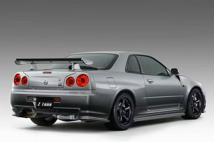 Chiếc Nissan Skyline GT-R R34 hàng hiếm này được nhấn mạnh khi biết rằng từ trước đến nay Nissan chỉ sản xuất đúng 1.000 chiếc phiên bản Nür, trong đó 718 chiếc đã là bản V-Spec II, còn lại 285 chiếc là M-Spec. Về màu sắc, chỉ 156 chiếc V-Spec II Nür có màu Millennium Jade, còn đối với M-Spec Nür thì cũng chỉ 144 chiếc được mang trên mình màu này.
