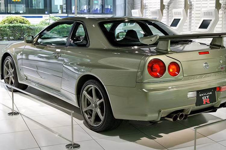 Skyline GT-R R34 là mẫu xe tiền thân của dòng siêu xe Nissan GT-R R35 ngày nay, rất được ưa chuộng bởi giới độ xe và đua xe đường phố những năm đầu thập niên 2000. Skyline GT-R R34 cũng từng xuất hiện trong series phim nổi tiếng Fast &amp; Furious cùng tài tử Paul Walker và cho đến ngày nay vẫn được coi là một trong những huyền thoại JDM đối với những người đam mê xe hơi, và là một trong những mẫu xe vĩ đại nhất từng được Nissan chế tạo.