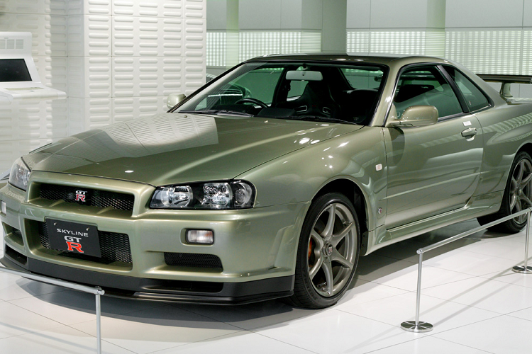 Nissan Skyline GT-R thế hệ R34 sản xuất từ năm 1999-2002. Xe nguyên bản sử dụng khối động cơ tăng áp kép, 6 xy-lanh thẳng hàng, dung tích 2.6L, cho công suất 276 mã lực và mô-men xoắn 400 Nm. Xe trang bị hộp số sàn 6 cấp Getrag và hệ dẫn động bốn bánh, cho khả năng tăng tốc 0 – 100 km/h trong 5,2 giây, vận tốc tối đa 250 km/h.