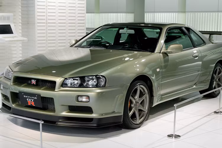 Nissan Skyline GT-R thế hệ R34 sản xuất từ năm 1999-2002. Xe nguyên bản sử dụng khối động cơ tăng áp kép, 6 xy-lanh thẳng hàng, dung tích 2.6L, cho công suất 276 mã lực và mô-men xoắn 400 Nm. Xe trang bị hộp số sàn 6 cấp Getrag và hệ dẫn động bốn bánh, cho khả năng tăng tốc 0 – 100 km/h trong 5,2 giây, vận tốc tối đa 250 km/h.