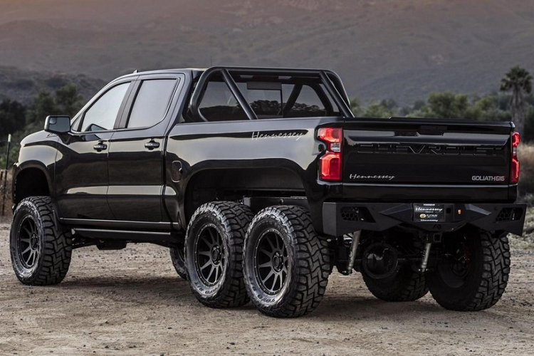 Như đã biết, thế hệ bán tải Chevrolet Silverado hiện tại đã ra mắt thị trường trong năm 2018. Có lẽ được truyền cảm hứng bởi chiếc Mercedes-AMG G 63 6x6 huyền thoại và cái giá điên rồ của nó, Hennessey quyết tâm tạo nên một phiên bản Mỹ của chiếc xe 6 bánh gốc Đức.