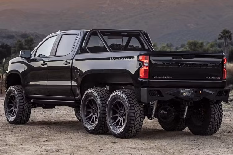 Như đã biết, thế hệ bán tải Chevrolet Silverado hiện tại đã ra mắt thị trường trong năm 2018. Có lẽ được truyền cảm hứng bởi chiếc Mercedes-AMG G 63 6x6 huyền thoại và cái giá điên rồ của nó, Hennessey quyết tâm tạo nên một phiên bản Mỹ của chiếc xe 6 bánh gốc Đức.