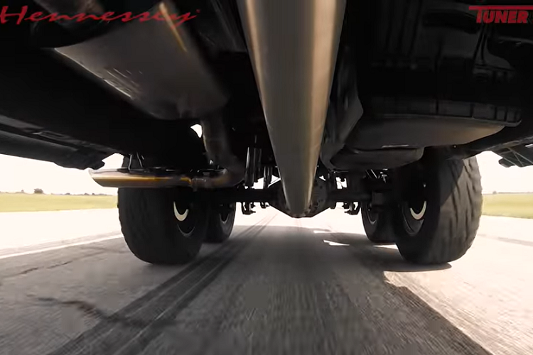 Một chi tiết đã thay đổi ở Goliath 6x6 kể từ khi đó cho tới giờ chính là số mã lực. Ban đầu, Hennessey đã sử dụng khối động cơ V8 dung tích 6.2 lít sản sinh 450 mã lực. Bằng cách lắp thêm một bộ siêu nạp dung tích 2.9 lít, họ đã có thể giúp hệ truyền động lập tức tăng lên 700 mã lực. Nhưng phiên bản trong video này đã lại tăng lên hơn 800 mã lực một chút. Với công suất mạnh thế này, chiếc Goliath 6x6 có thể gia tốc từ 0-97 km/h trong khoảng 4 giây.