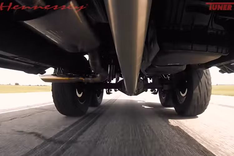 Một chi tiết đã thay đổi ở Goliath 6x6 kể từ khi đó cho tới giờ chính là số mã lực. Ban đầu, Hennessey đã sử dụng khối động cơ V8 dung tích 6.2 lít sản sinh 450 mã lực. Bằng cách lắp thêm một bộ siêu nạp dung tích 2.9 lít, họ đã có thể giúp hệ truyền động lập tức tăng lên 700 mã lực. Nhưng phiên bản trong video này đã lại tăng lên hơn 800 mã lực một chút. Với công suất mạnh thế này, chiếc Goliath 6x6 có thể gia tốc từ 0-97 km/h trong khoảng 4 giây.