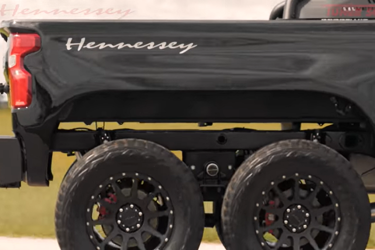 Hennessey Performance độ Chevrolet Silverado, cũng có thể bổ sung thêm một hệ thống treo phía sau hoàn toàn mới. Nếu người mua chỉ muốn mã lực, vậy thì họ có thể mua riêng hệ thống siêu nạp với giá 30.000 USD hoặc nâng cấp hệ thống treo với giá 20.000 USD.