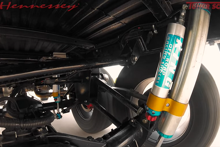 Không chỉ được bổ sung thêm một trục bánh phía sau, chiếc xe còn được nhận thêm nhiều trang bị độ khác.