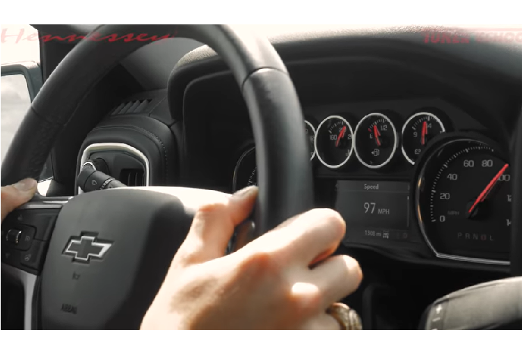 Bên cạnh đó, chiếc xe cũng nhận được một hệ thống treo phía sau mới hoàn toàn để tương thích với những trang bị độ khác, cũng như bộ lốp xe cỡ 35 inch chuyên dụng và một trục lăn nâng cấp.