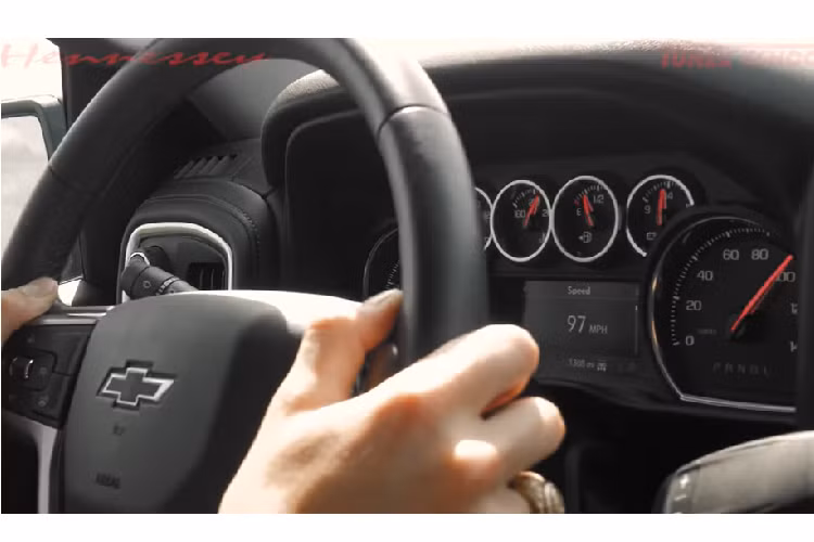 Bên cạnh đó, chiếc xe cũng nhận được một hệ thống treo phía sau mới hoàn toàn để tương thích với những trang bị độ khác, cũng như bộ lốp xe cỡ 35 inch chuyên dụng và một trục lăn nâng cấp.