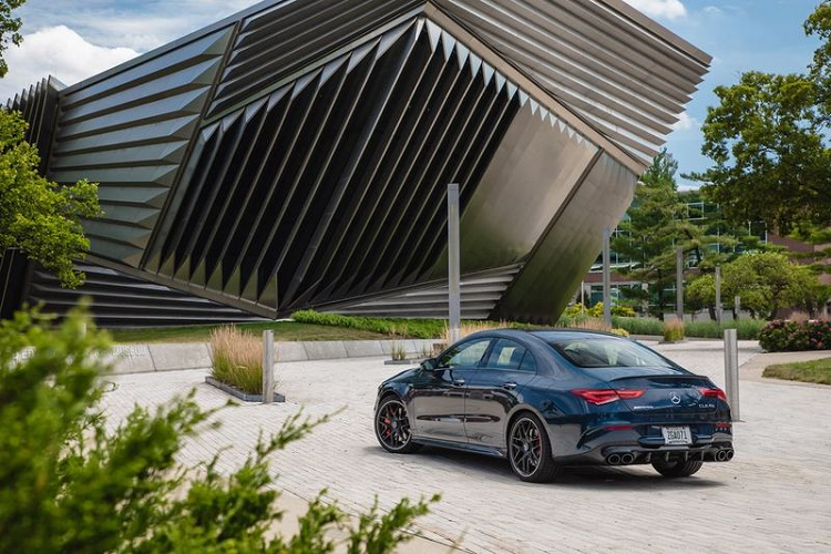 Mọi bề mặt trong khoang cabin không còn rung động theo từng tiếng gầm của động cơ, đem đến những trải nghiệm phù hợp với một chiếc sedan hạng sang. Khoang nội thất CLA45 2020 vẫn nhận được một số điểm nhấn màu đỏ trên viền ghế, bảng taplo, cửa gió điều hòa hay dây đai an toàn. Mercedes-AMG CLA45 2020 được trang bị hệ thống thông tin giải trí MBUX thế hệ mới nhất cùng bộ điều khiển touchpad ở bệ trung tâm và các phím bấm tích hợp trên vô-lăng.