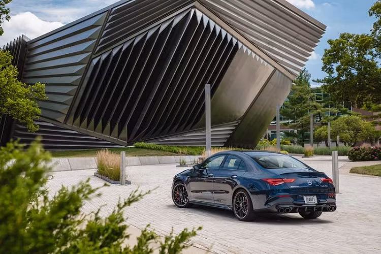 Mọi bề mặt trong khoang cabin không còn rung động theo từng tiếng gầm của động cơ, đem đến những trải nghiệm phù hợp với một chiếc sedan hạng sang. Khoang nội thất CLA45 2020 vẫn nhận được một số điểm nhấn màu đỏ trên viền ghế, bảng taplo, cửa gió điều hòa hay dây đai an toàn. Mercedes-AMG CLA45 2020 được trang bị hệ thống thông tin giải trí MBUX thế hệ mới nhất cùng bộ điều khiển touchpad ở bệ trung tâm và các phím bấm tích hợp trên vô-lăng.