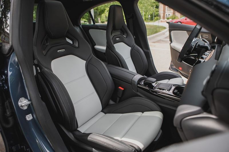 Không chỉ vậy, gói trang bị AMG Dynamic Plus còn mang đến thiết lập hệ thống treo thể thao hơn cho CLA45 với bộ giảm chấn thích ứng, đĩa phanh lớn hơn cùng bộ kẹp phanh màu đỏ nổi bật, vô-lăng AMG bọc da và da lộn, bộ điều tốc cho phép đạt vận tốc tối đa lên đến 269 km/h (thay vì 250 km/h), ống xả hiệu suất cao và hệ thống ghi dữ liệu Track Pace của AMG.