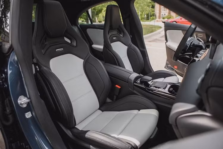 Không chỉ vậy, gói trang bị AMG Dynamic Plus còn mang đến thiết lập hệ thống treo thể thao hơn cho CLA45 với bộ giảm chấn thích ứng, đĩa phanh lớn hơn cùng bộ kẹp phanh màu đỏ nổi bật, vô-lăng AMG bọc da và da lộn, bộ điều tốc cho phép đạt vận tốc tối đa lên đến 269 km/h (thay vì 250 km/h), ống xả hiệu suất cao và hệ thống ghi dữ liệu Track Pace của AMG.