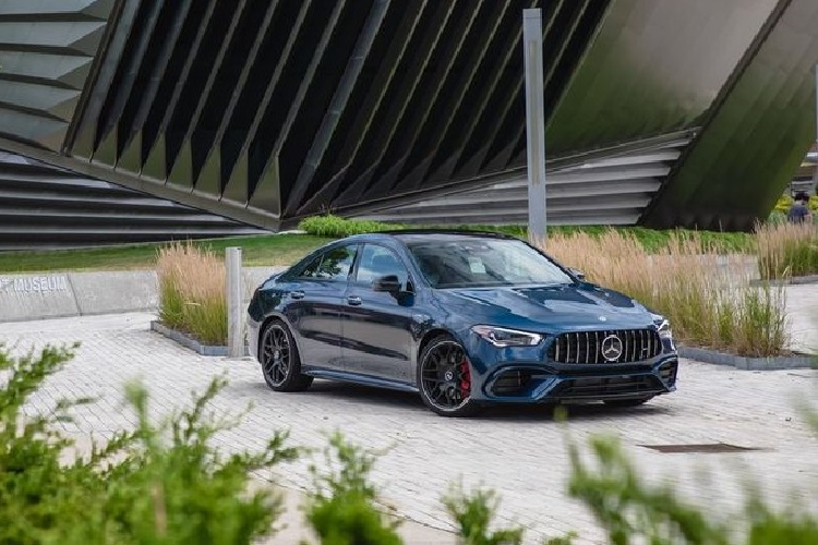 Với động cơ 4 xi-lanh thẳng hàng và hiệu suất ấn tượng, chiếc Mercedes-AMG CLA45 ra mắt lần đầu vào năm 2014 như một mẫu xe sedan hạng sang của Mercedes-AMG. Tuy nhiên, kể từ khi bước vào thế hệ thứ hai trên nền tảng CLA mới nhất của Benz thì chiếc xe mới thực sự thay đổi. Mercedes-AMG CLA45 2020 đã được thiết kế lại để tiến hóa lên thế hệ mới mà không làm mất đi những đặc tính vốn có của một chiếc xe hơi thể thao.