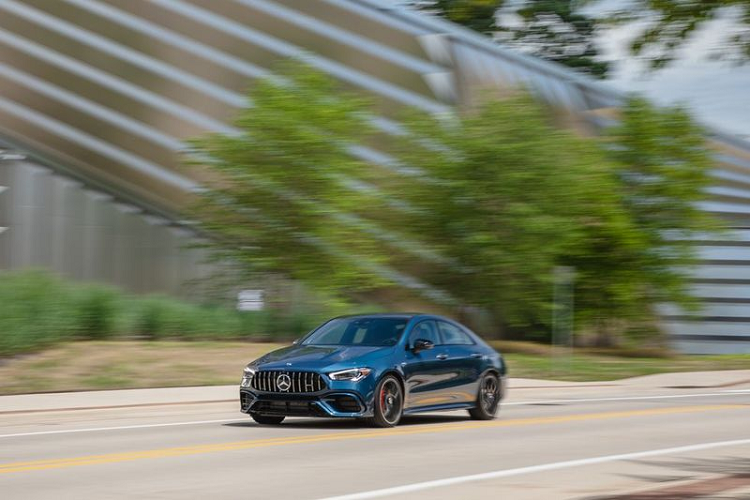 Tiến vào khoang cabin của Mercedes-AMG CLA45 2020, có thể nhận thấy hàng ghế sau có không gian rộng rãi hơn đáng kể (mặc dù vẫn còn khá chật chội ở khoảng sáng trần xe đối với những hành khách cao hơn). Cùng với đó là một tổng thể thiết kế hấp dẫn hơn nhiều với vật liệu đắt tiền, đảm bảo sự sang trọng và không kém phần thể thao.