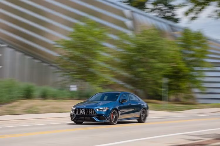 Tiến vào khoang cabin của Mercedes-AMG CLA45 2020, có thể nhận thấy hàng ghế sau có không gian rộng rãi hơn đáng kể (mặc dù vẫn còn khá chật chội ở khoảng sáng trần xe đối với những hành khách cao hơn). Cùng với đó là một tổng thể thiết kế hấp dẫn hơn nhiều với vật liệu đắt tiền, đảm bảo sự sang trọng và không kém phần thể thao.