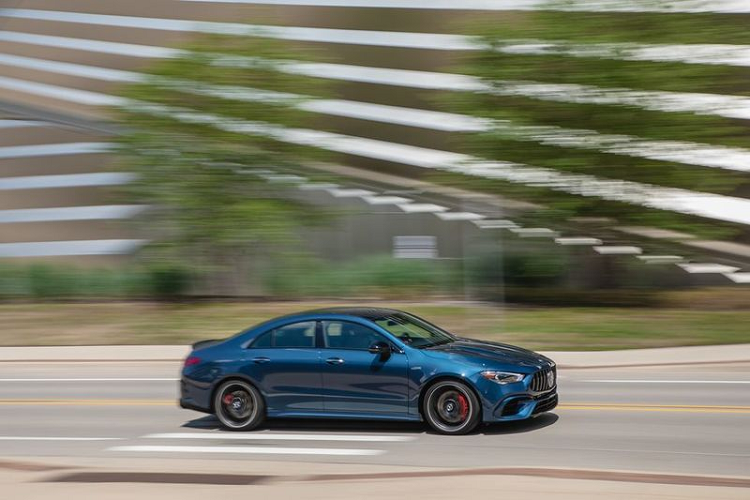 Hệ thống ống xả chủ động trên Mercedes-AMG CLA45 2020 phát ra những âm thanh uy lực và tràn đầy sức mạnh. Qua thử nghiệm, máy đo âm thanh ghi nhận cường độ của ống xả ở mức 90 dB khi đạp hết ga ở chế độ Race, cao hơn 2 dB so với thế hệ tiền nhiệm. Khi đặt hệ thống ống xả và chế độ lái của Mercedes-AMG CLA45 2020 ở thiết lập tiêu chuẩn, âm thanh sẽ được duy trì ở mức vừa phải và không gây ảnh hưởng đến môi trường xung quanh.