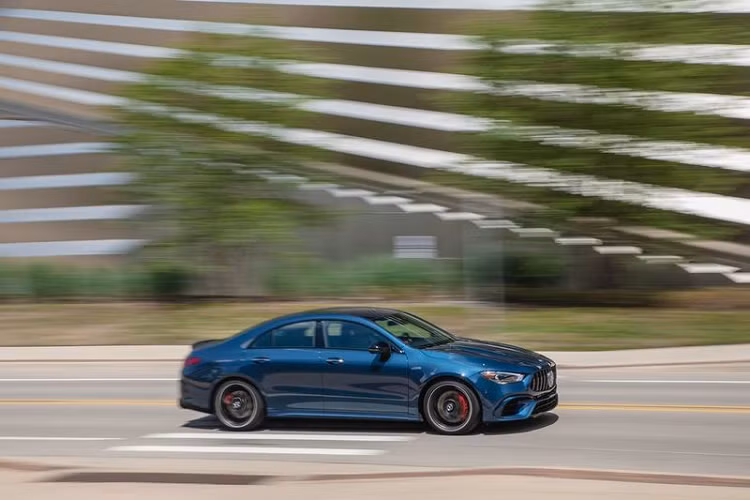 Hệ thống ống xả chủ động trên Mercedes-AMG CLA45 2020 phát ra những âm thanh uy lực và tràn đầy sức mạnh. Qua thử nghiệm, máy đo âm thanh ghi nhận cường độ của ống xả ở mức 90 dB khi đạp hết ga ở chế độ Race, cao hơn 2 dB so với thế hệ tiền nhiệm. Khi đặt hệ thống ống xả và chế độ lái của Mercedes-AMG CLA45 2020 ở thiết lập tiêu chuẩn, âm thanh sẽ được duy trì ở mức vừa phải và không gây ảnh hưởng đến môi trường xung quanh.