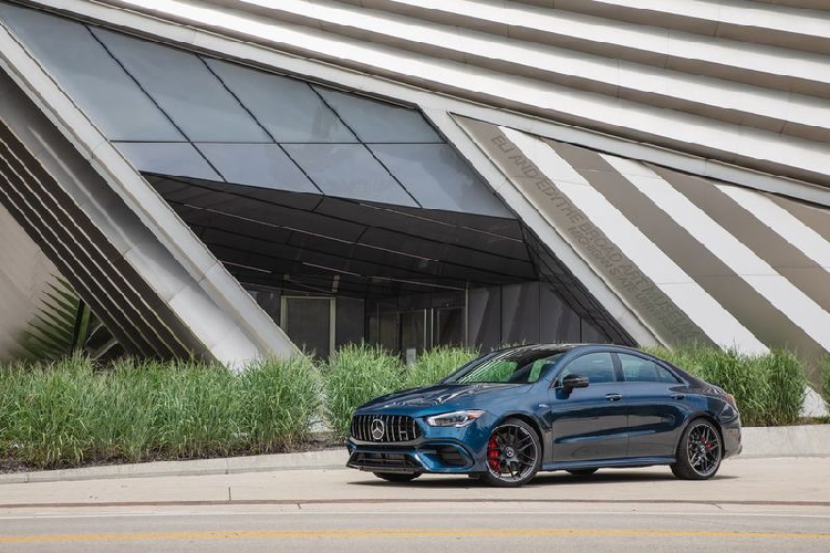 Vấn đề lớn nhất của CLA45 là mức giá bán. Những cải tiến và tính năng mới trên thế hệ thứ 2 đã tăng giá xe Mercedes-AMG CLA45 2020 khởi điểm thêm 1700 USD (khoảng 39 triệu đồng) so với phiên bản trước, lên mức 55.795 USD (khoảng 1,29 tỷ đồng). Cùng với đó là một số gói trang bị tùy chọn nâng cao hiệu suất của CLA45 2020 như Driver Assistance 1700 USD (khoảng 39 triệu đồng), hệ thống định vị và điều hướng thông minh 1150 USD (khoảng 27 triệu đồng), AMG Dynamic Plus 4300 USD (100 triệu đồng),...