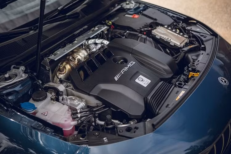 Trong khi phiên bản S có sẵn ở các thị trường khác, khách hàng tại Mỹ sẽ chỉ nhận được Mercedes-AMG CLA45 2020 mới với cấu hình động cơ M139 I4 dung tích 2.0L tiêu chuẩn, kết hợp cùng một bộ tăng áp cuộn kép mới mang đến sức mạnh vượt trội hơn (áp suất đạt 30.1 psi - cao hơn so với thế hệ tiền nhiệm ở mức 26.1 psi).