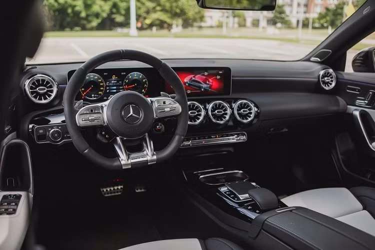 Cùng với đó là hệ thống phun xăng trực tiếp, giúp CLA45 2020 đạt công suất tối đa 382 mã lực tại 6500 vòng/phút - tăng 7 mã lực so với phiên bản cũ, momen xoắn cực đại 480 Nm tại 4750 vòng/phút. Hộp số tự động ly hợp kép tiêu chuẩn có 8 cấp số, thay vì 7 cấp số như thế hệ tiền nhiệm, kết hợp cùng hệ dẫn động 4 bánh toàn thời gian 4Matic+ được nâng cấp với tính năng điều khiển véc-tơ momen xoắn ở cầu sau giúp Mercedes-AMG CLA45 2020 dễ dàng vượt qua các khúc cua.