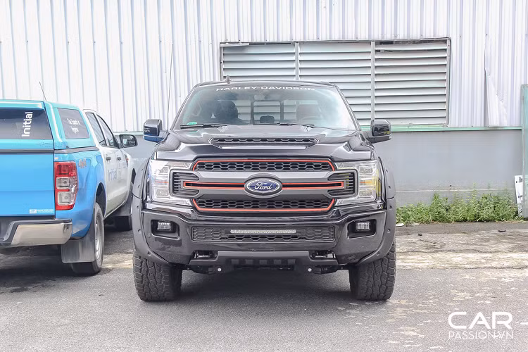 Đây chính là chiếc xe thuộc dòng F Series thế hệ 12 từ thương hiệu Ford. F-150 thế hệ này từng được ra mắt tại triển lãm ôtô Chicago Auto Show năm 2019. Sau đó không lâu, 3 chiếc xe Ford F-150 Harley Davidson 2019 mới đã được đưa về thị trường Việt Nam.