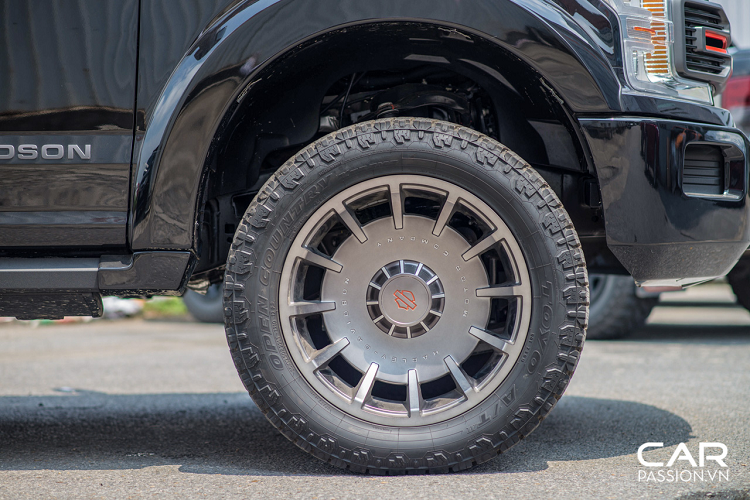 Một trong những điểm đặc biệt nhất chính là bộ mâm có kích thước lên tới 22 inch với thiết kế lấy cảm hứng từ phần mâm của mẫu motor Harley Davidson Fatboy nổi tiếng. Ngoài ra, bộ mâm này được trang bị đi kèm lốp 35 inch đa địa hình, thời tiết.