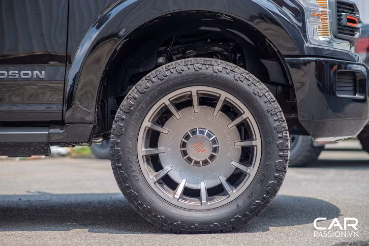 Một trong những điểm đặc biệt nhất chính là bộ mâm có kích thước lên tới 22 inch với thiết kế lấy cảm hứng từ phần mâm của mẫu motor Harley Davidson Fatboy nổi tiếng. Ngoài ra, bộ mâm này được trang bị đi kèm lốp 35 inch đa địa hình, thời tiết.