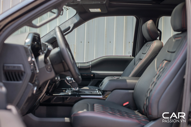 Khoang nội thất của F-150 Harley Davidson được trang bị với màu đen chủ đạo với các chi tiết, đường chỉ màu cam. Phần giữa ghế được thêu dạng họa tiết đan chéo, đem lại một cảm giác đầy mạnh mẽ, thể thao cho chiếc bán tải Mỹ.