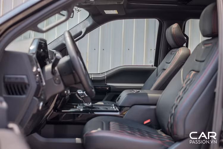 Khoang nội thất của F-150 Harley Davidson được trang bị với màu đen chủ đạo với các chi tiết, đường chỉ màu cam. Phần giữa ghế được thêu dạng họa tiết đan chéo, đem lại một cảm giác đầy mạnh mẽ, thể thao cho chiếc bán tải Mỹ.