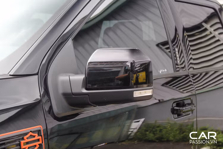 Ngoài ra, xe cũng được trang bị kính xe cửa sổ tối màu , bảng đồng hồ ốp thép không gỉ, bàn đạp chân ga/phanh được thiết kế kiểu xe đua giúp F-150 trở nên ấn tượng hơn đối với người sử dụng cũng như những ai có vinh dự được diện kiến mẫu xe này lưu thông trên đường phố.