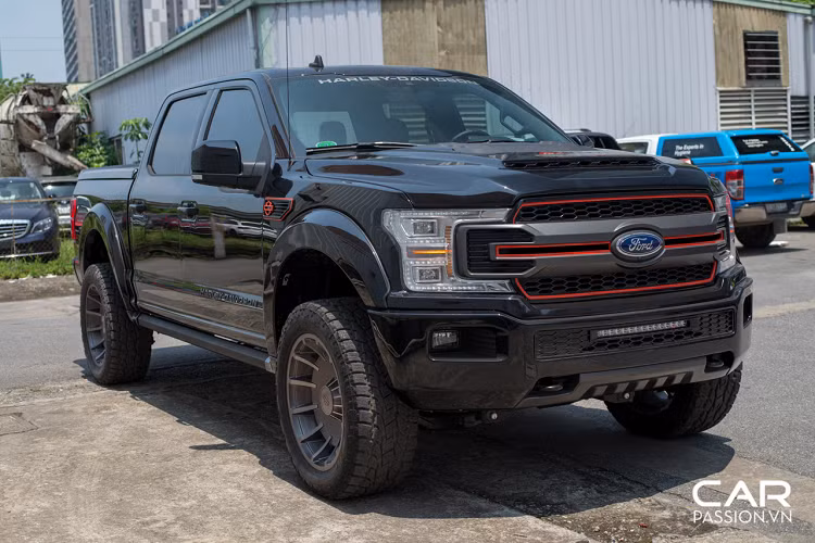 Ford F-150 Harley-Davidson là phiên bản được “độ” lại và sản xuất với số lượng giới hạn với những nét thiết kế đặc trưng riêng biệt so với những mẫu F-150 khác. Cụ thể, lưới tản nhiệt được độ lại, dải đèn LED trợ sáng tích hợp vào cản trước, móc kéo, vòm bánh xe độ, hốc gió ca-pô dạng Raptor, ốp trang trí màu cam sáng…với những chi tiết riêng mang phong cách thương hiệu môtô Harley-Davidson.