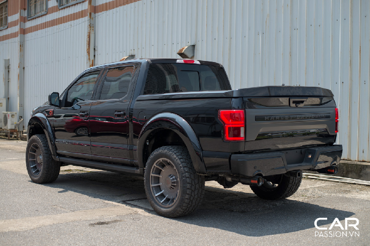 Tại Mỹ, bản màu đen Agate Black của xe có giá 97.400 USD. Sau khi về Việt Nam, mức giá xe Ford F-150 Harley-Davidson 2019 hạng nặng này hiện từng được đại lý tư nhân tại Việt Nam chào bán ở mức hơn 7 tỷ đồng.