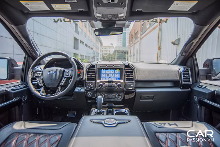 Trong khoang nội thất còn được đính kèm với những chi tiết như logo, số thứ tự được sản xuất của từng xe.