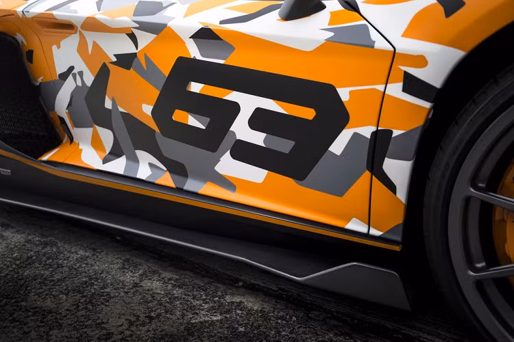 Đồ họa số hiệu 63 được trang trí trên mui xe, 2 bên thân xe. Ngoài ra, siêu xe này được ủy quyền và sản xuất bởi bộ phận tùy chỉnh Ad Personam của Lamborghini. Ngoại hình của chiếc Aventador SVJ 63 này lấy cảm hứng từ mẫu xe đạp Cervelo R5 Automobili Lamborghini Edition (18.000 USD).