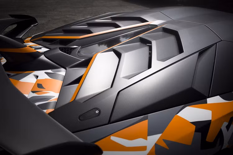 Đặc biệt hơn, Aventador SVJ 63 là mẫu xe được Lamborghini cung cấp độc quyền phần mui xe và nắp động cơ phía sau làm bằng sợi carbon mờ.
