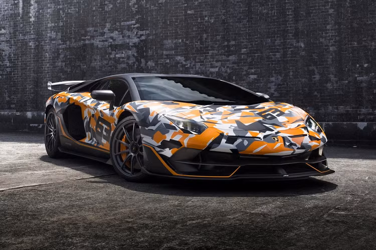 Hãng xe Y đã giới thiệu phiên bản đặc biệt của siêu xe Lamborghini Aventador SVJ 63. Số hiệu 63 tượng trưng cho năm sinh của Lamborghini (1963) và số lượng được sản xuất, chỉ 63 chiếc trên thế giới.