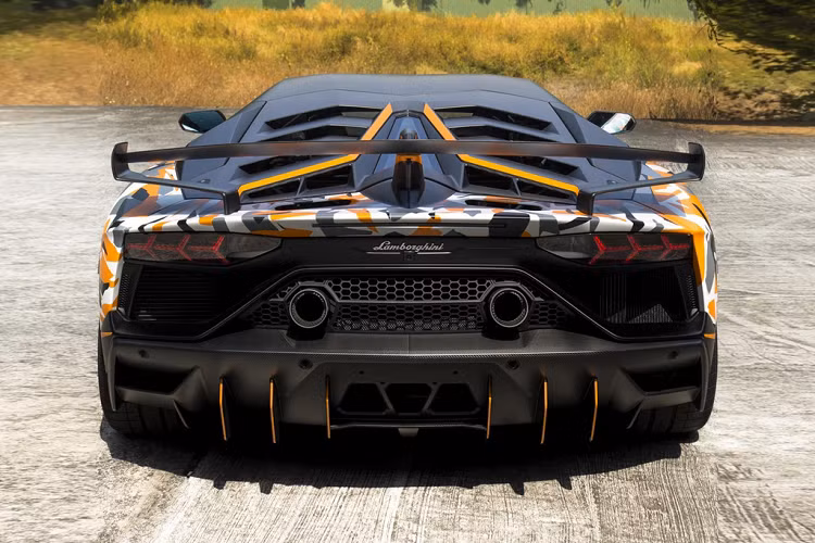 Sức mạnh của phiên bản đặc biệt này giống với Aventador SVJ tiêu chuẩn. Đó là khối động cơ V12 hút khí tự nhiên, dung tích 6.5L, sản sinh công suất 770 mã lực và mô-men xoắn 720 Nm. Aventador SVJ 63 có thể tăng tốc 0-100 km/h chỉ trong 2,8 giây, tốc độ tối đa trên 350 km/h.