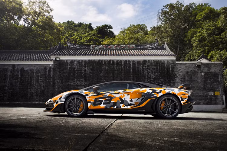 Tuy nhiên, siêu xe Lamborghini Aventador SVJ 63 đặc biệt với màu sơn cá tính này sẽ chỉ có duy nhất một chiếc. Đây là màu sơn ngụy trang, giống chiếc Aventador từng lập thành tích vòng đua 6 phút 44,97 giây tại trường đua Nurburgring, Đức vào năm 2018.