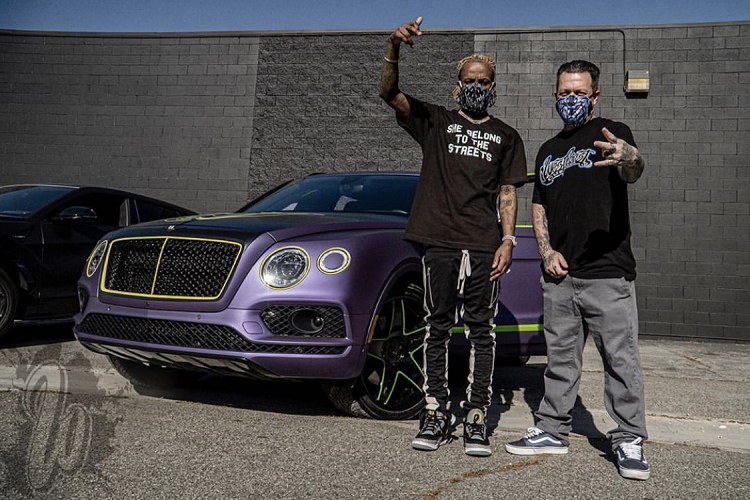 Rapper Mỹ nổi tiếng Rich The Kid mới đây đã “khoe” chiếc Bentley Bentayga độ độc với vẻ ngoài lạ mắt được cố vấn và thực hiện bởi thương hiệu độ xe nổi tiếng West Coast Customs. Anh nổi tiếng với nhiều bản hit đình đám như Plug Walk, New Freezer và từng hợp tác với rất nhiều ca sĩ nổi tiếng. Anh còn đồng thời được biết đến với bộ sưu tập xe ấn tượng với những mẫu xe như Lamborghini Urus, Lamborghini Aventador Miura Homage, Rolls-Royce Wraith,…