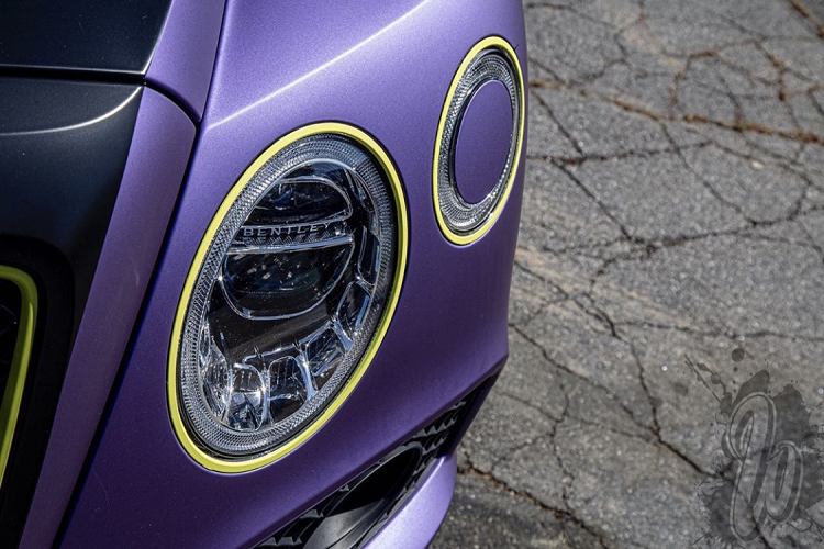 Chiếc xe được sản xuất với các cấu hình nội thất như 4 chỗ, 5 chỗ hoặc 7 chỗ. Đây được coi là một trong những chiếc SUV nhanh nhất thế giới khi tốc độ tối đa mà bản độ Bentley Bentayga có thể đạt được lên tới 301 km/h. Trong dự án lần này, Rich The Kid đã lựa chọn nâng cấp chiếc Bentayga với lớp áo màu tím nhám nổi bật với viền màu xanh neon. Đây cũng chính là phong cách phối màu đầy trừu tượng – tương tự với phong cách âm nhạc mà anh theo đuổi.