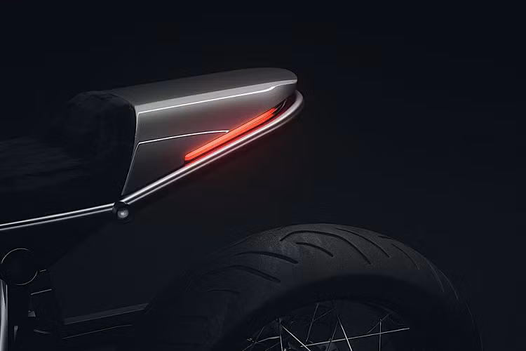 Ở góc ngang, có thể dễ dàng quan sát thấy các chi tiết từ chảng 3, bình xăng, yên xe và khu vực đuôi đều nằm trên một đường thẳng.