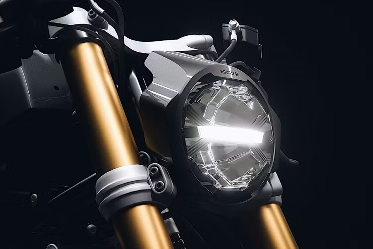 Đi vào chi tiết, một bình xăng dạng hình hộp với nhiều đường nét thẳng tắp đã được sử dụng, thay thế cho kiểu thiết kế bo tròn của chiếc nguyên bản. Trên bề mặt của khu vực này cũng được phết một lớp sơn đặc biệt.