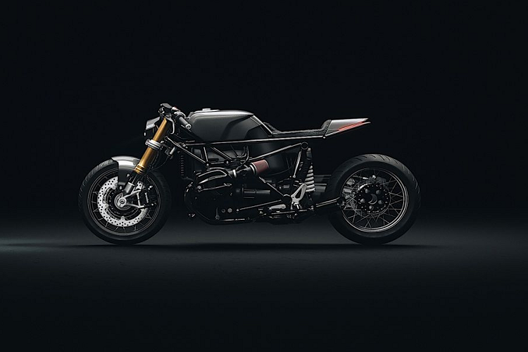 Ngoài phần đuôi hơi hướng lên trên, phần chắn bùn trước dường như đã được thu ngắn lại, tăng vẻ đẹp mộc mạc cho chiếc R Nine T. Ngoài ra, đèn pha của chiếc xe được sử dụng công nghệ LED, mang tới cường độ chiếu sáng tốt.